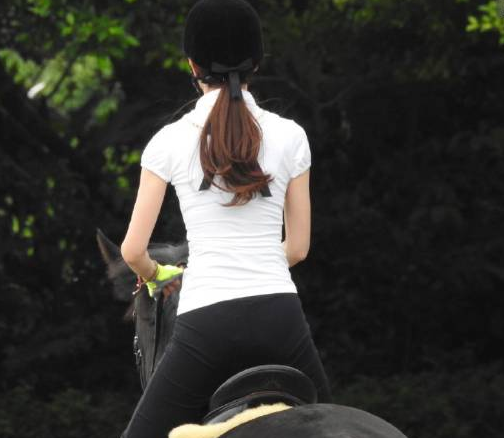 有一种黄金腰臀叫萧蔷,骑马背影还以为是少女,哪里看的出51岁