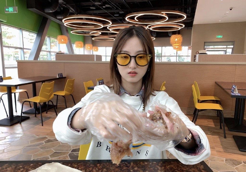 牛欣欣买热搜炒作王俊凯恋情还用王俊凯情歌跳舞评论区炸锅