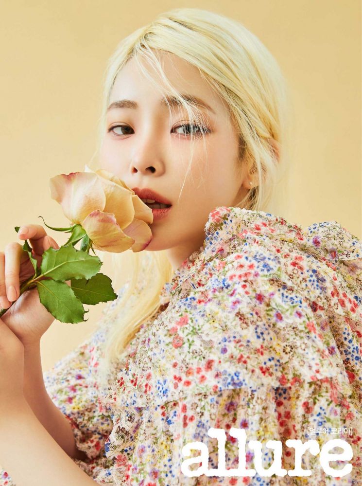 韩国女歌手heize最新杂志写真曝光