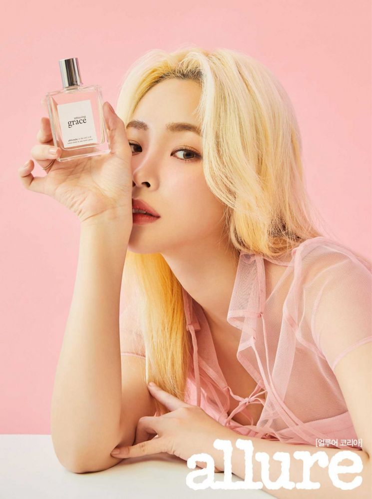 韩国女歌手heize最新杂志写真曝光