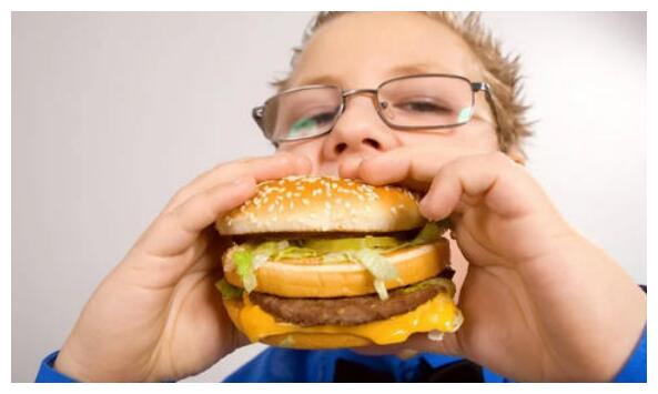 愉悦宝贝育儿课堂,婴儿肥胖危害这么大,婴儿游泳很有必要