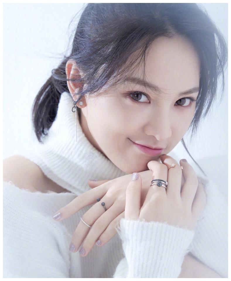 美女影视明星黄灿灿白色连衣裙唯美写真