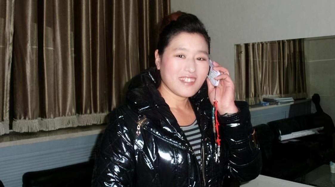 波浪卷发穿红色旗袍裙,农村大妈变时髦阿姨说起李玉华大家并不知道是