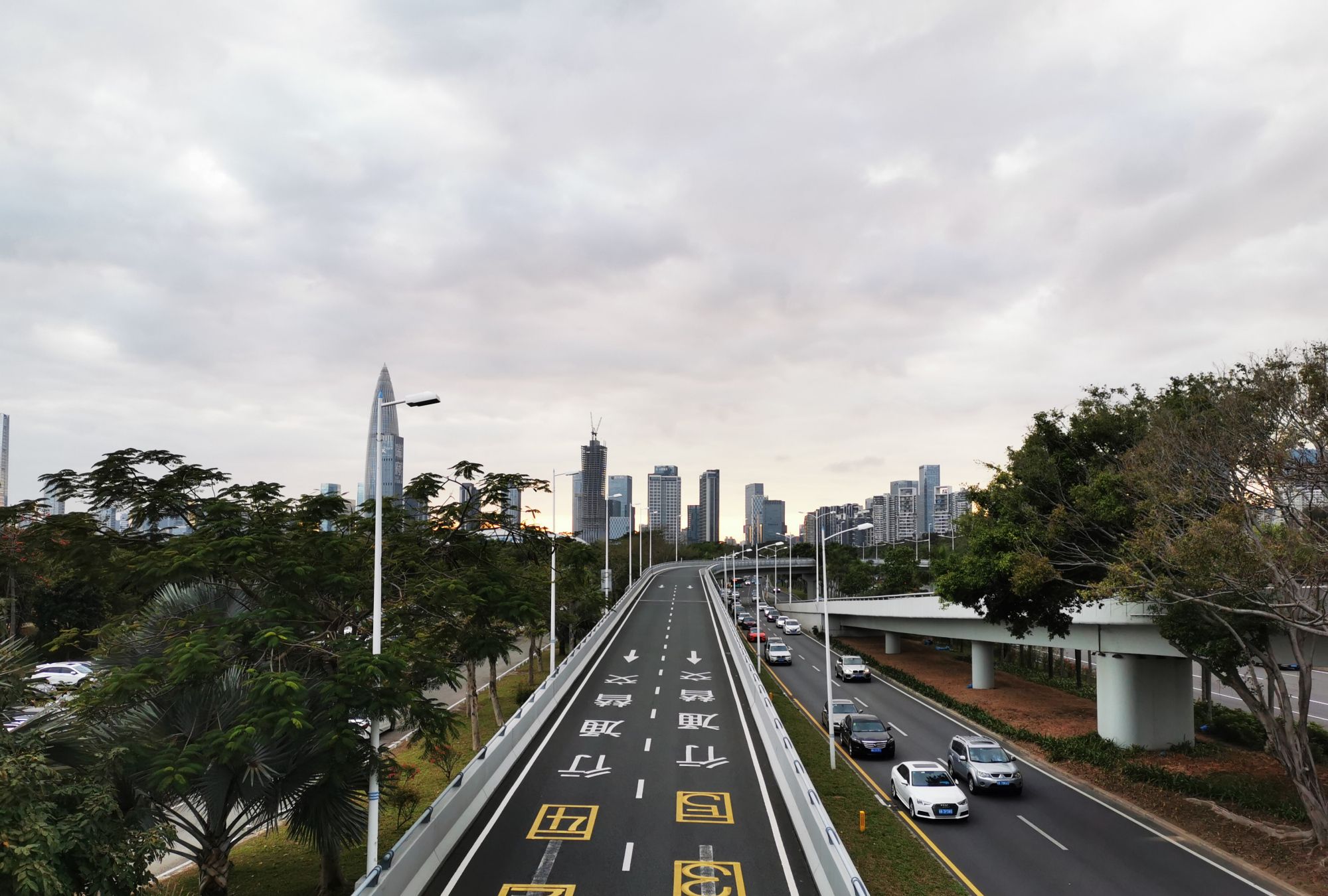 实拍深圳最美海景大道,一边摩天高楼一边无敌海景,看看啥样?