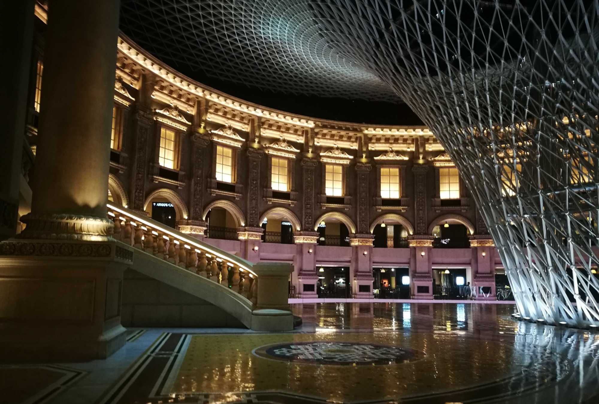 四层楼高的12星座宫宏大得气势逼人,是游览罗浮宫的又一大惊奇