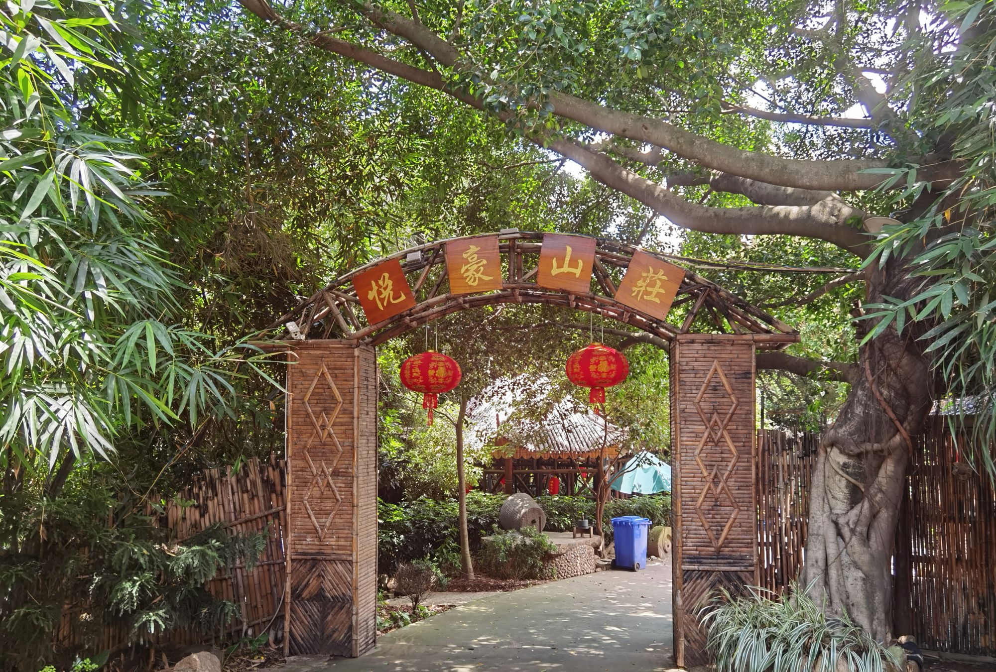 周末到市郊农庄,尽享山水田园之趣,生态美食之乐