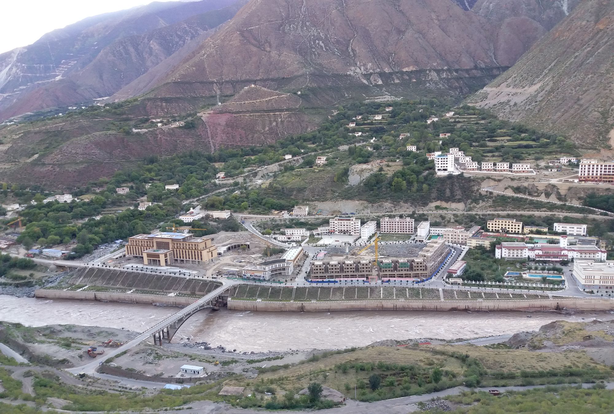 西藏芒康曲孜卡温泉小镇的风光