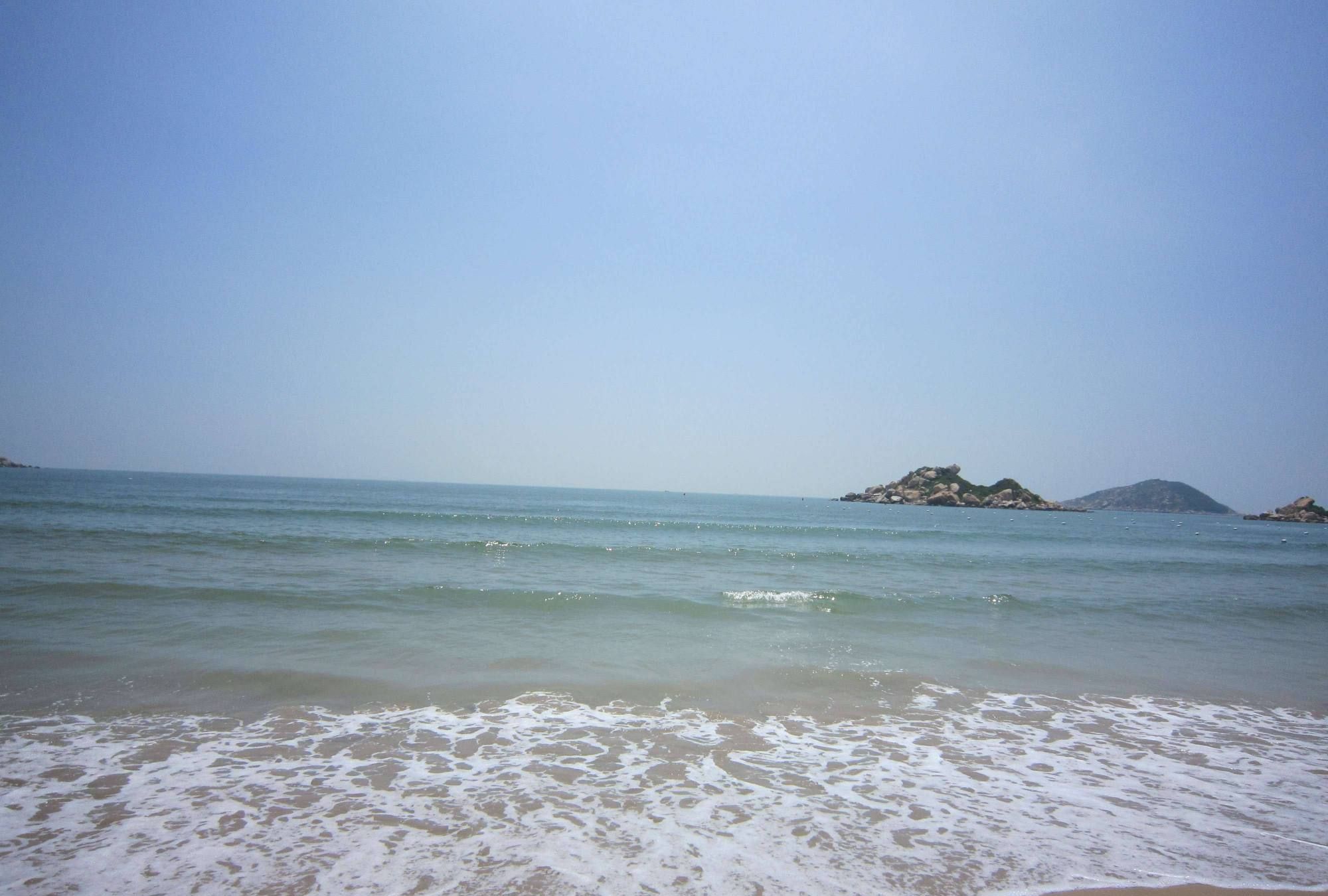 汕头南澳岛,沙滩非常的干净优美,因此吸引了大量的游客前来游玩_高清