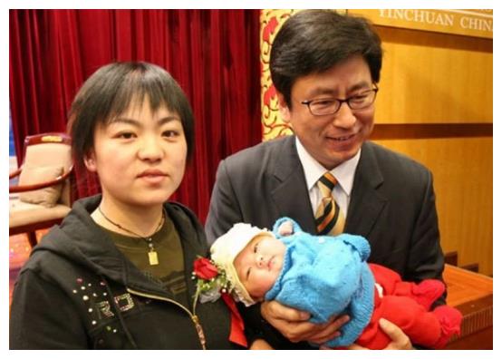 白岩松妻子曝光,端庄优雅知性大方,能成为央视名嘴妻子功不可没