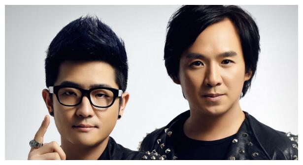 被陈小春抢走初恋张柏芝,遭郑伊健打压,如今年过50走穴为生|朱永棠