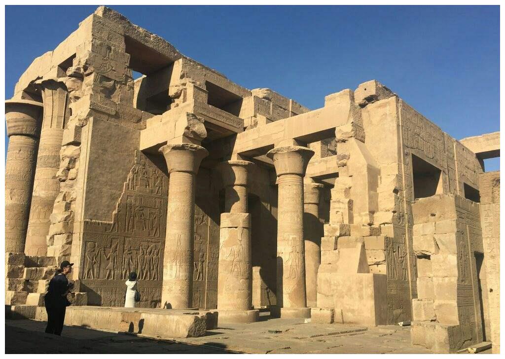 康翁波神庙之所以和其他古埃及神庙不同,是因为它有五个不同寻常的