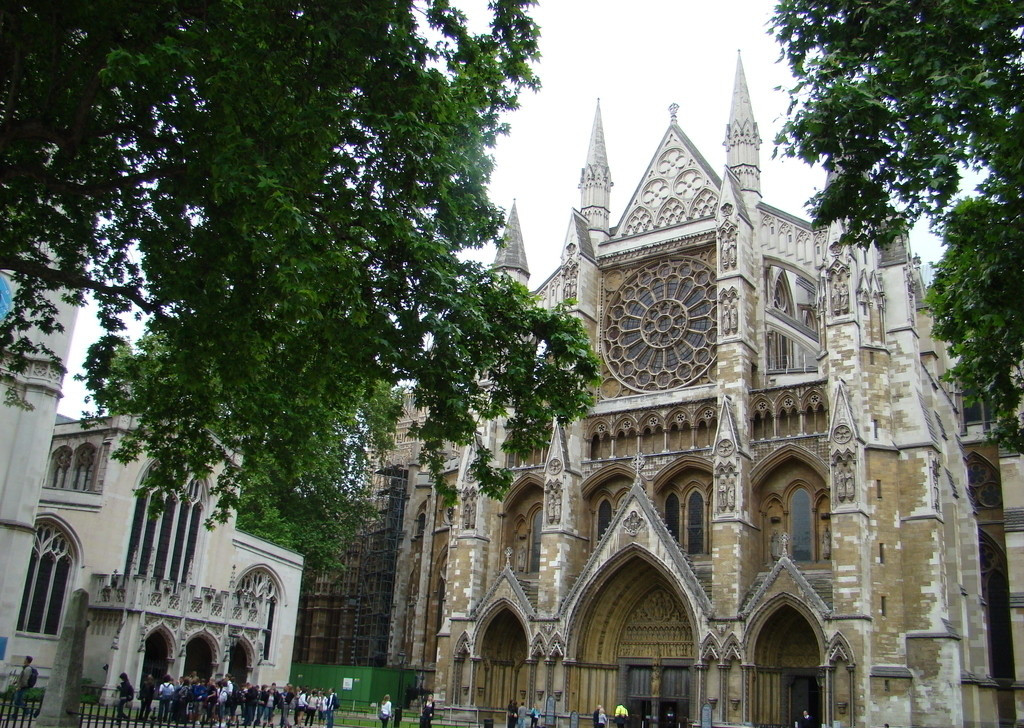 英国神圣的西敏寺,牛顿就埋葬于此,内部壮观而又庄重