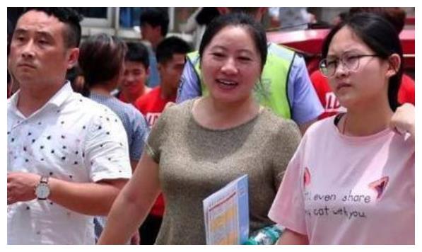 女孩填志愿失误没考上清华，父亲让她复读，再战高考后考了多少分休闲区蓝鸢梦想 - Www.slyday.coM