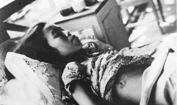 七名日军逼两百人下跪 不但让百姓去捉鸡 还当众凌辱妇女