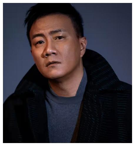 52岁胡军时尚不输小鲜肉穿长大衣眼神深邃超有男人味气场真强