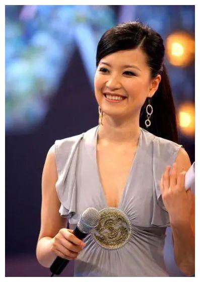 美女主持陈蓉21岁入行花22年爬上东方卫视一姐宝座