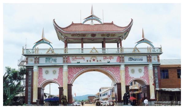 缅甸果敢往日国门汉字被移除现缅文成主流果敢的女孩很漂亮