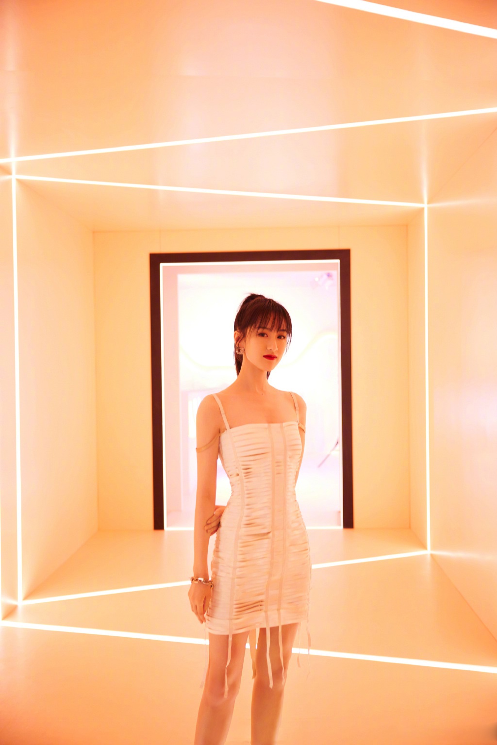 袁冰妍身穿白色吊带设计感连衣裙,大秀好身材,高马尾飒爽利落