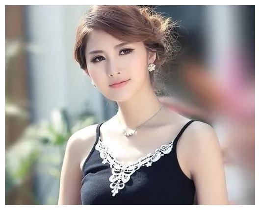 日时辰戌两相冲,偏房空守去何从,虽然有子难继后,百岁光阴不善良;金水