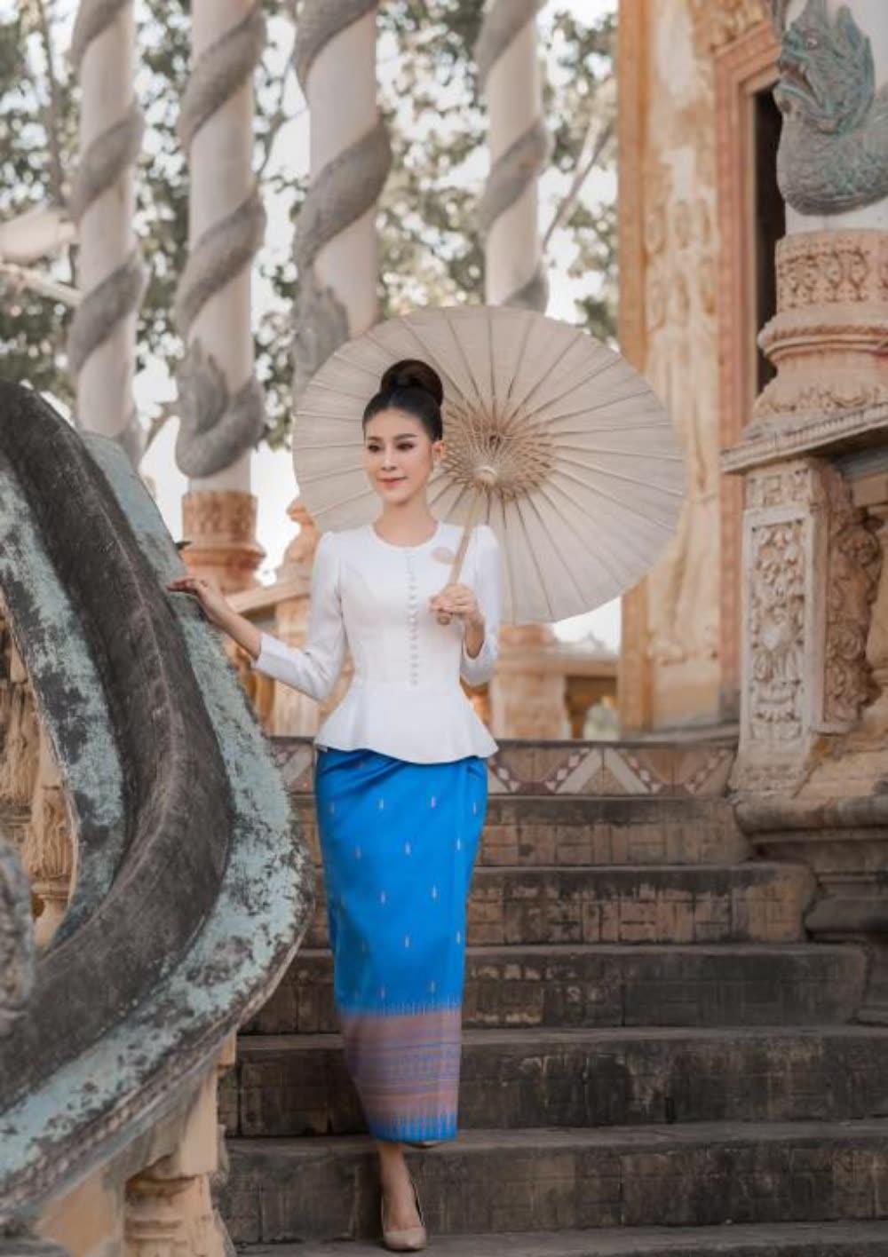 柬埔寨著名女星晒传统服饰照片,网友:气质神韵美如画!__财经头条