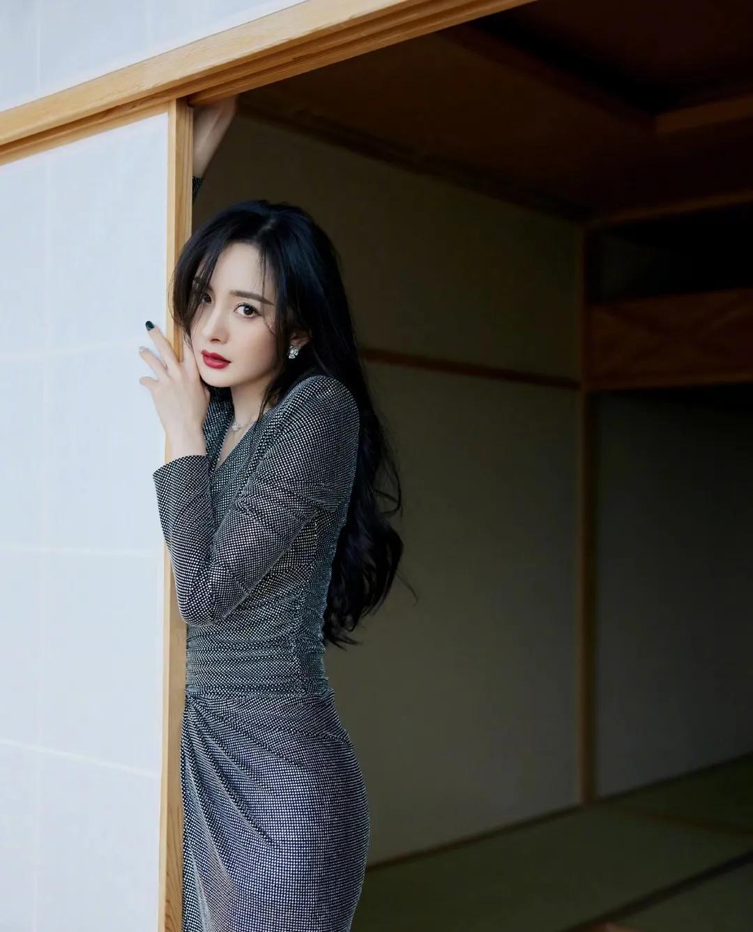 杨幂妖娆裙装,优雅迷人!__财经头条