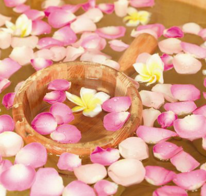 牛奶浴,玫瑰浴,包括去温泉泡澡,这些方式让泡澡有了更多的功效.