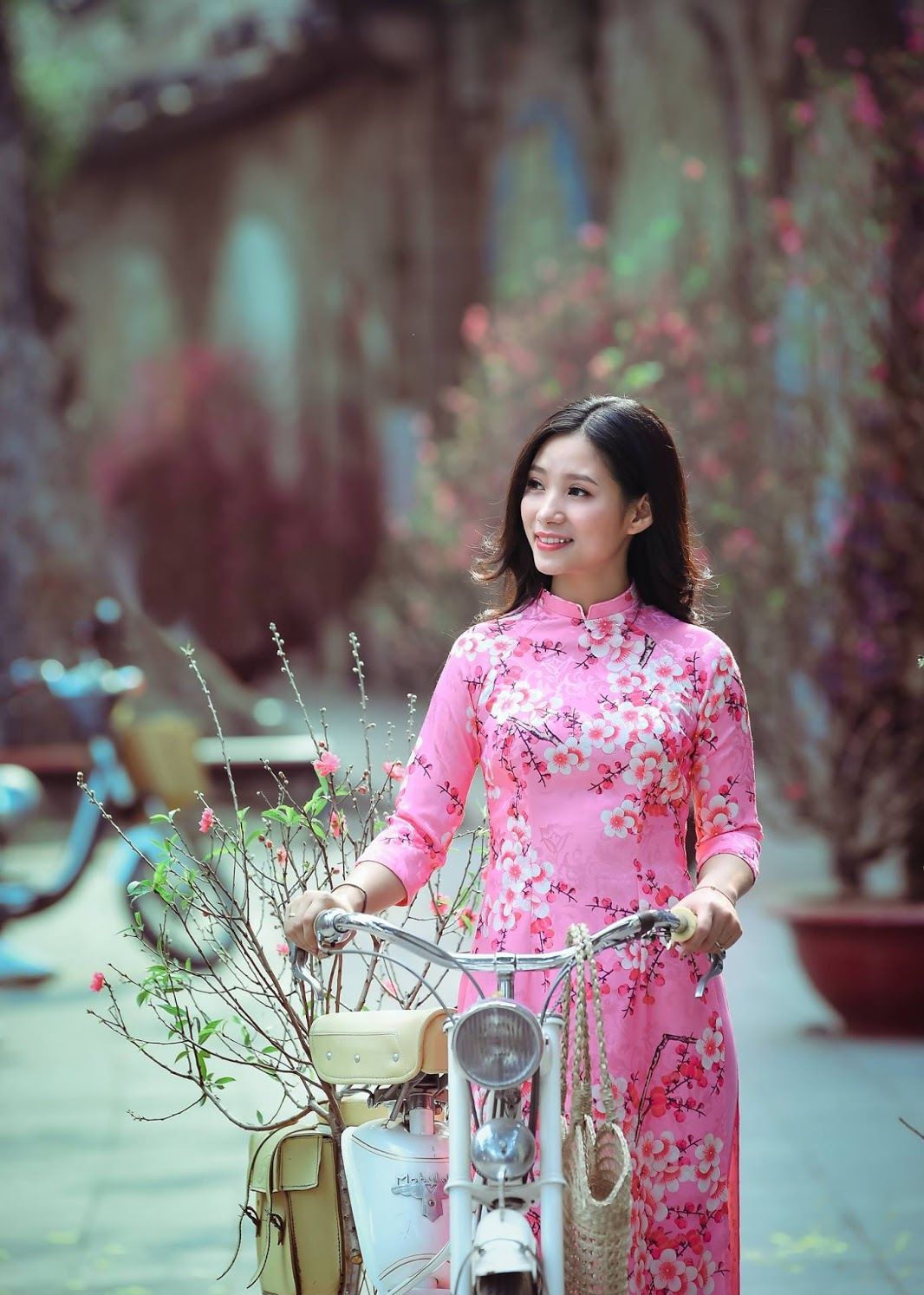 手持桃花的奥黛美女,骨子里透着温柔雅致的女人味