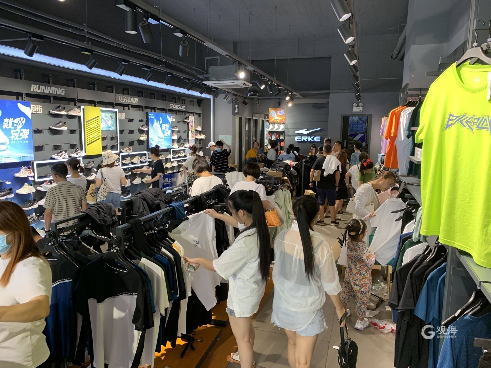 实拍鸿星尔克青岛店很多品类已售罄
