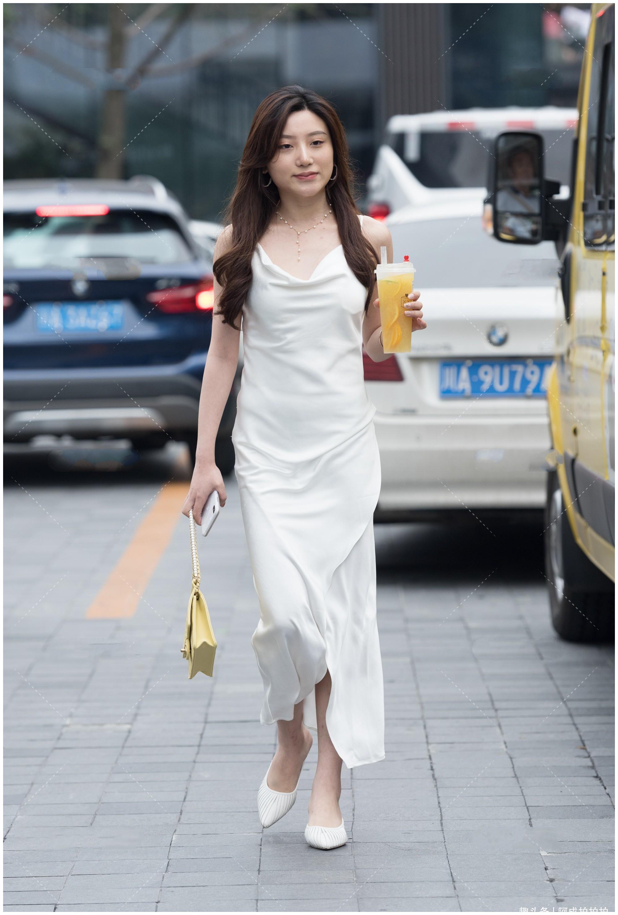 温婉儒雅的女生,喜欢白色丝绸长裙,飘逸自然