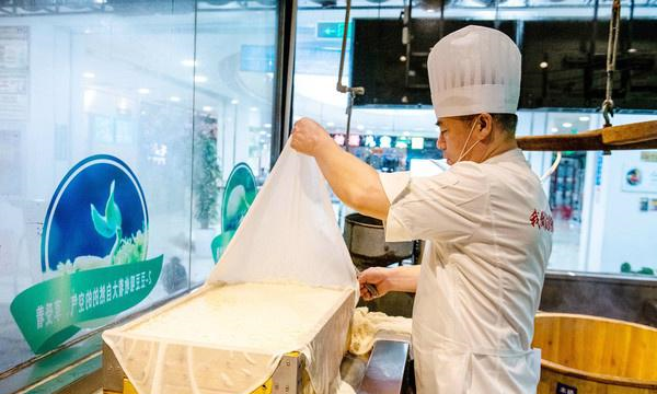 三亚最奇怪的餐厅之一,靠卖“豆腐”出名,游客不远万里都要来吃休闲区蓝鸢梦想 - Www.slyday.coM 三亚最奇怪的餐厅之一,靠卖“豆腐”出名,游客不远万里都要来吃休闲区蓝鸢梦想 - Www.slyday.coM