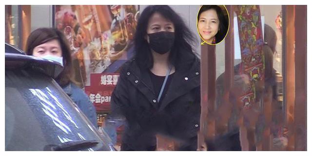 关晓彤妈妈陪女儿去横店拍戏，还亲自上街购物，真是一位好妈妈！