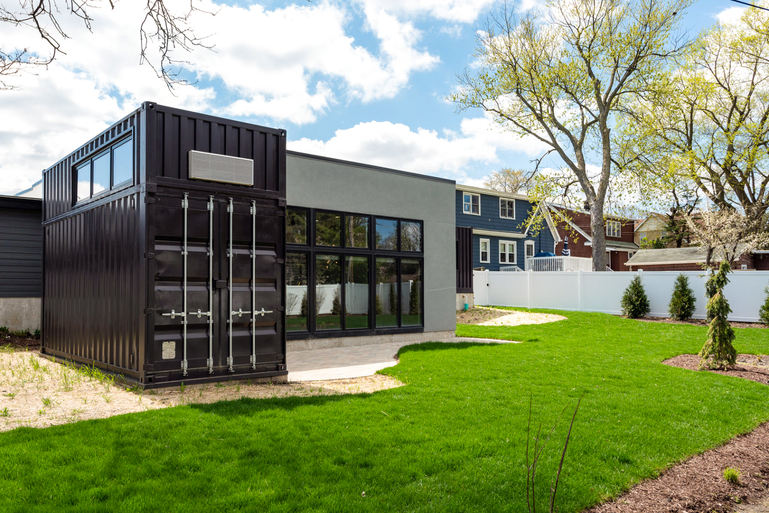 带有庭院的集装箱现代化住宅__财经头条