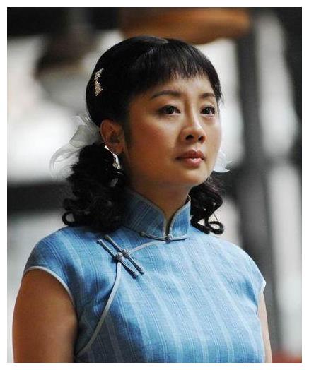 捧红丈夫的她被抛弃,丈夫转身娶影后,50岁的她事业有成