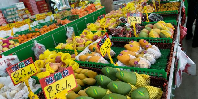 北方人抱怨吃不起南方水果,进江南小镇水果店:价格看懵休闲区蓝鸢梦想 - Www.slyday.coM 北方人抱怨吃不起南方水果,进江南小镇水果店:价格看懵休闲区蓝鸢梦想 - Www.slyday.coM