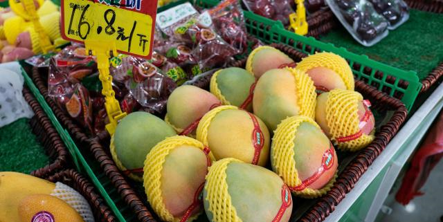 北方人抱怨吃不起南方水果,进江南小镇水果店:价格看懵休闲区蓝鸢梦想 - Www.slyday.coM 北方人抱怨吃不起南方水果,进江南小镇水果店:价格看懵休闲区蓝鸢梦想 - Www.slyday.coM