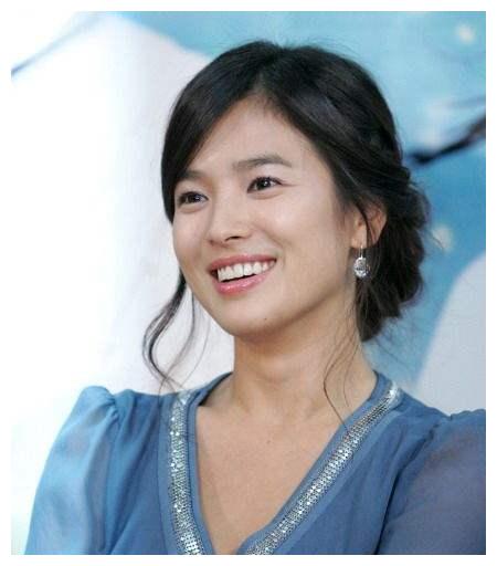 看的第一部韩剧就是宋慧乔主演的,一直关注着她,笑容可掬,优雅端庄