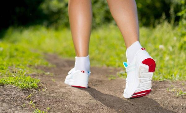 错误的走路方式，会损伤膝盖，这3个正确的走路方式，不妨试试休闲区蓝鸢梦想 - Www.slyday.coM