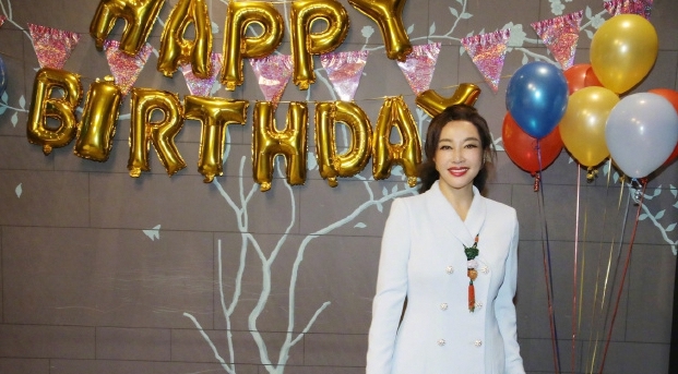 刘晓庆举办67岁生日宴,穿白色西装裙优雅亮相,涂大红唇不显龄!