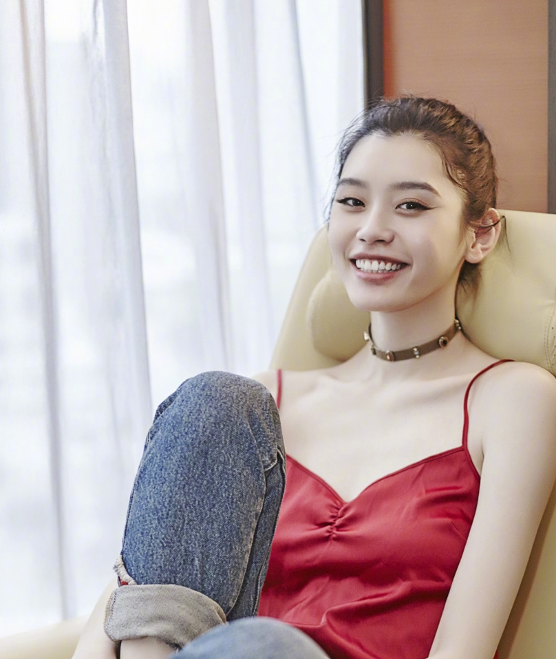 奚梦瑶又放大招?剪狗啃刘海拍大片,超模脸居然这么百搭!