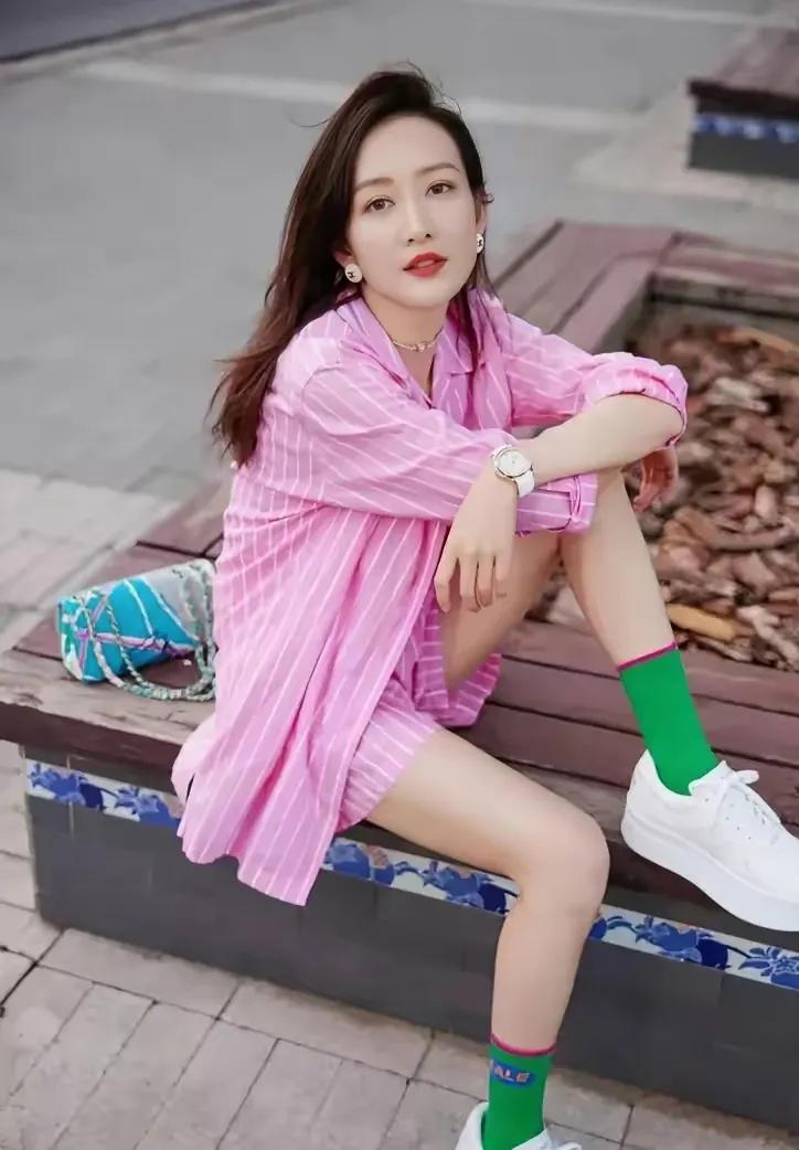 王鸥穿粉色条纹套装非常显少女心清纯可人