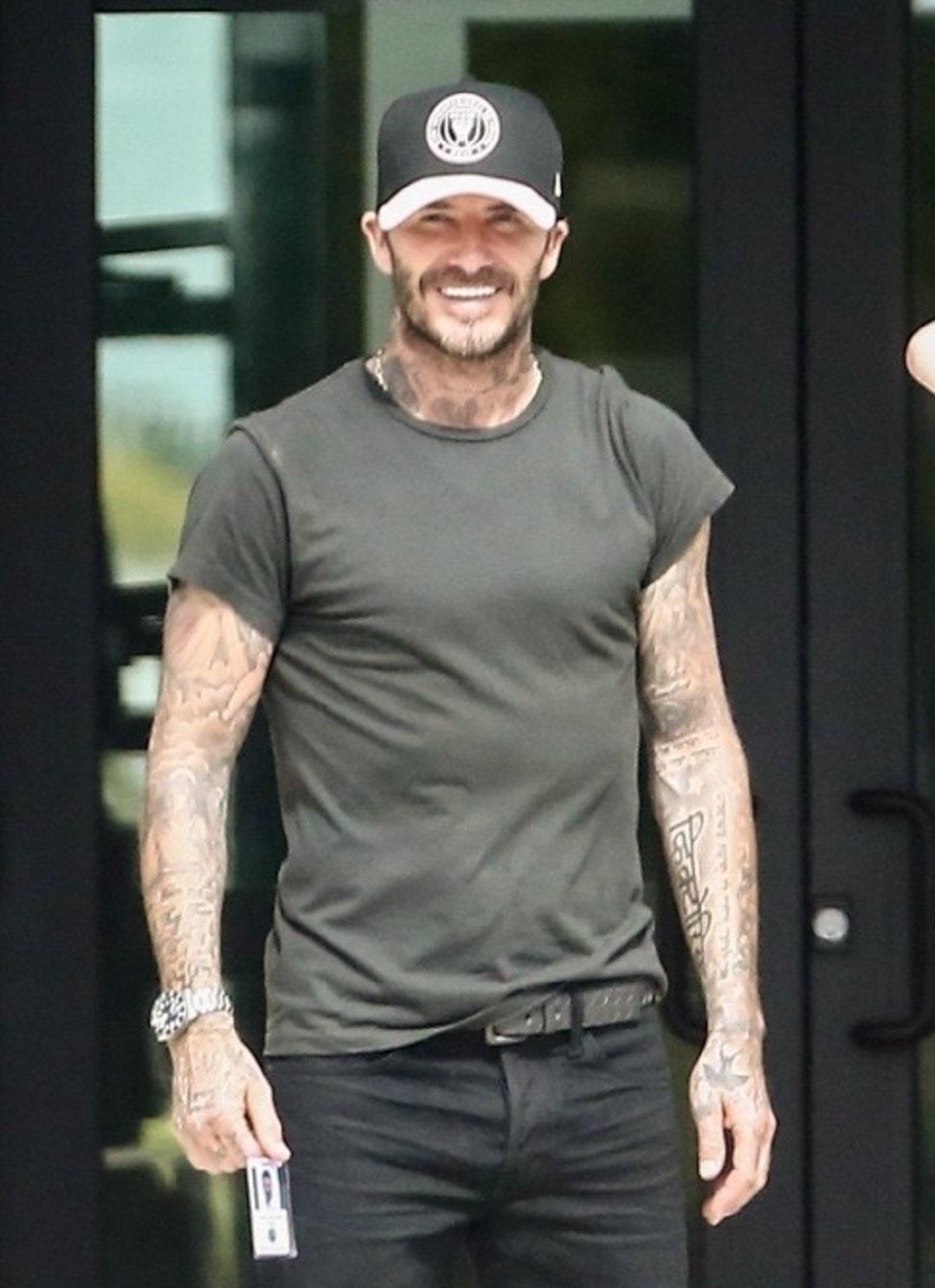 大卫·贝克汉姆这次戴着一款黑色的棒球帽,穿了一款灰色的t恤,留着络