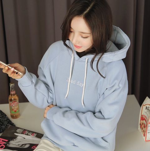 孙允珠高清美图:带帽微厚纯净天蓝色休闲卫衣