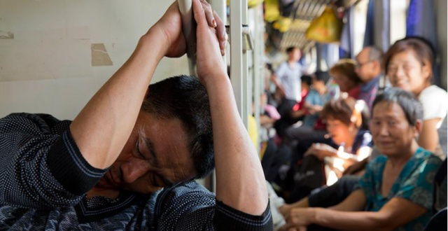 乘坐卧铺火车时，发现自己的下铺被老人“占领”，该怎样开口呢？休闲区蓝鸢梦想 - Www.slyday.coM