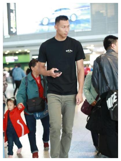 易建联随便一身黑服穿搭,就显示了他的气场,网友:腿长的好处