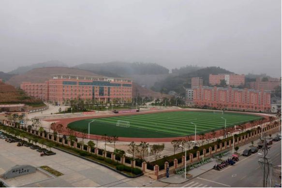 他山中学位于石羊湖畔,是遵义市余庆县人民政府按照贵州省一级一等