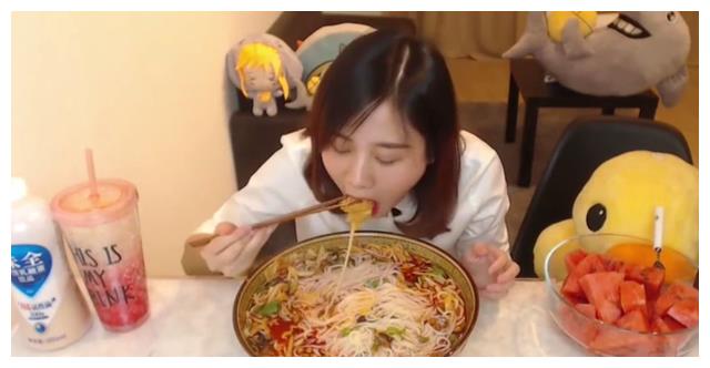 密子君真是边吃边吐看她挑战20包螺蛳粉网友错怪你了