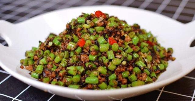 爱简单:先炒豆角再炒肉,最后放点橄榄菜,出锅!