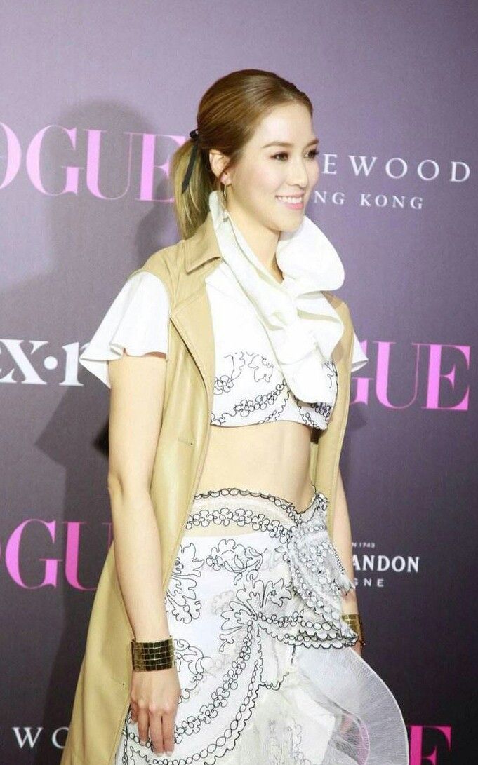 1 / 7 首富李兆基儿媳徐子淇低胸礼服亮片布条设计,别针代替纽扣,隐藏