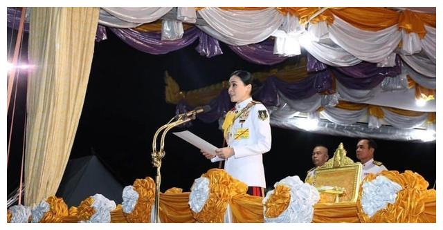 泰国王后罕见穿军装亮相英姿飒爽太霸气势在必得的样子好迷人