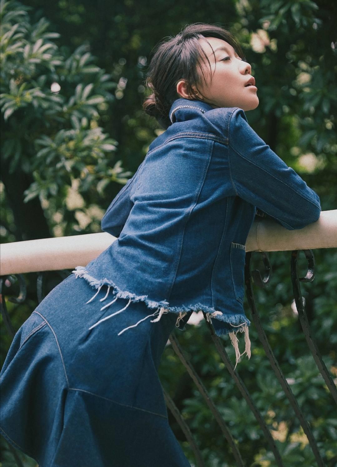 闫妮穿蓝色星光裙身材赛过当红小花镂空红皮裙时髦